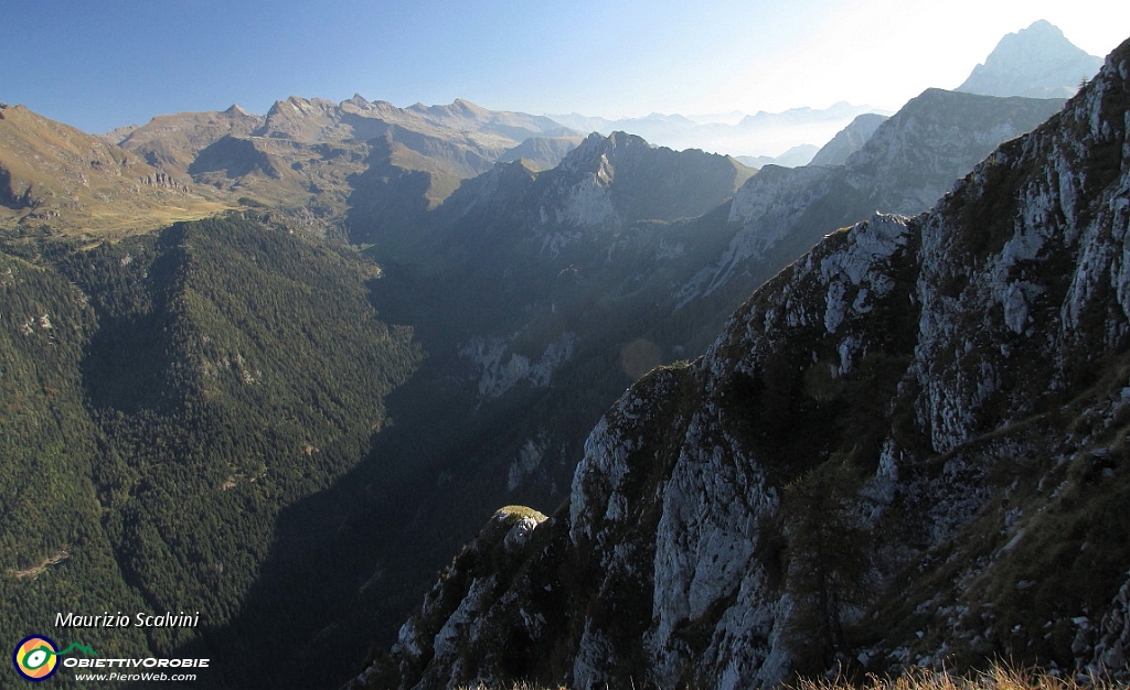 18 Panorama verso Mezzeno, a destra la cuspide della Corna Piana....JPG